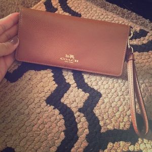❤️SOLD❤️Coach wristlet wallet